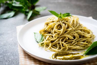 Homamade spagetti pesto sos, zeytin yağı ve fesleğen yaprakları ile.