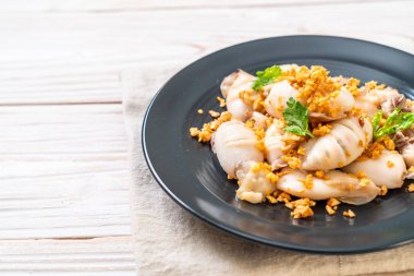 Kızarmış kalamar ya da tabakta sarımsak olan ahtapot.