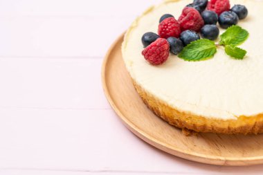 Ev yapımı cheesecake taze ahududu ve yaban mersini ile