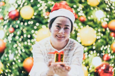 hediye şenlikli Noel Fuarı - vintage etkisi filtre ile gülümseyen güzel genç Asyalı kadın portresi