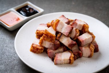 Kıtır kıtır domuz eti mi yoksa kızarmış domuz eti mi?