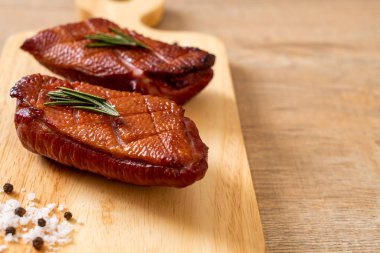 Kızarmış ördek göğsü ahşap tahta üzerinde