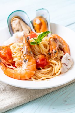 Deniz ürünleri makarna makarna midye, karides, Squis, midye ve domates - İtalyan yemeği tarzı ile
