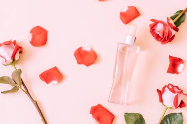 parfüm şişesi ile rose petal arka plan üzerinde