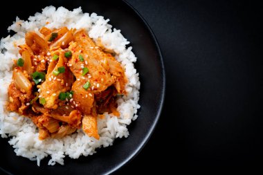 Pirinçli kimchi ve domuz kızartması. Kore usulü.