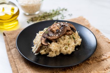 Mantar ve peynir ile ev yapımı risotto