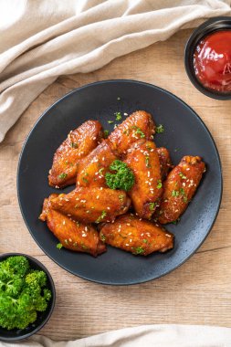 Beyaz susamlı ızgara tavuk kanadı.