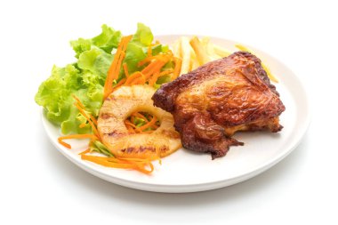 sebze ve patates kızartması beyaz arka plan üzerinde izole ızgara tavuk biftek