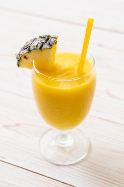 Tahta masada taze ananas suyu bardağı - Sağlıklı içecek