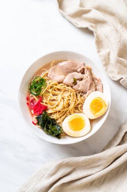 domuz eti ve yumurta - Japon tarzı ile TONKOTSU ramen erişte