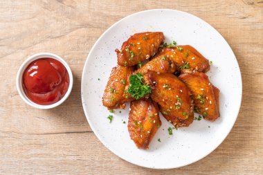 Beyaz susamlı ızgara tavuk kanadı.