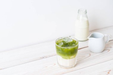Buzlu kibrit yeşil sütlü latte.