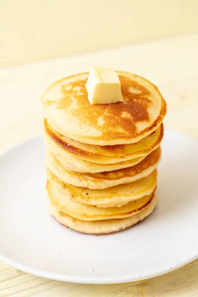 Pfannkuchen Stapeln Sich Mit Butter Und Honig — Stockfoto