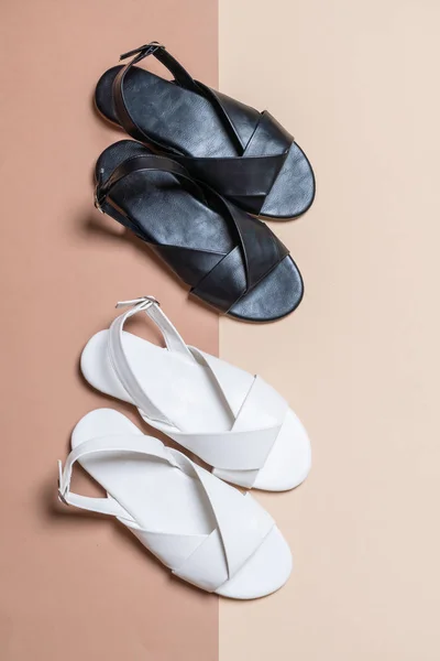 Mode Weibliche Und Weibliche Ledersandalen Mit Schleuder — Stockfoto