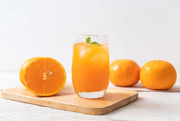 Sklenice Pomerančového Džusu Ledem — Stock fotografie