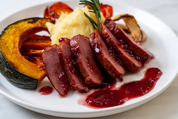 Pechuga Pato Parrilla Con Salsa Puré Patatas Verduras — Foto de Stock