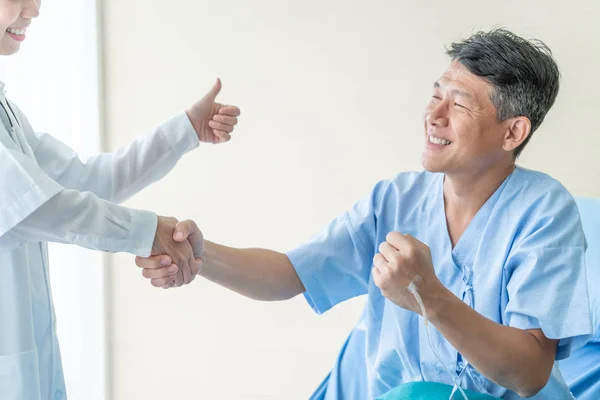 Médecine Asiatique Hôpital Clinique Donnant Une Poignée Main Patient Aux — Photo