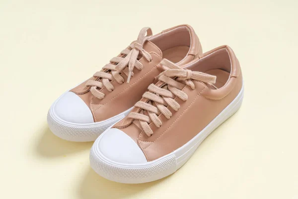 Vackra Kvinnor Läder Sneakers Skor — Stockfoto