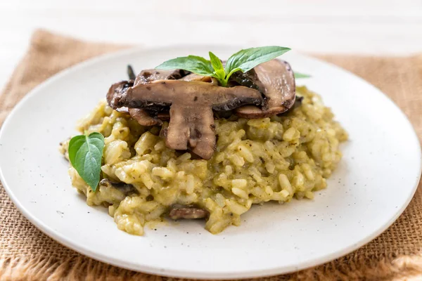 Hausgemachtes Pilzrisotto Mit Pesto Und Käse — Stockfoto