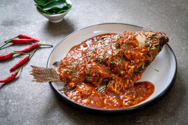 Derin kızarmış balık biber sosu ile