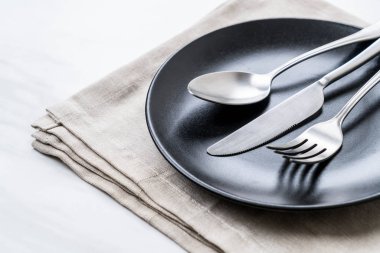 boş tabak kaşık çatal ve bıçak masada