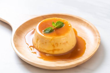 Naneli ev yapımı karamel kremalı puding.