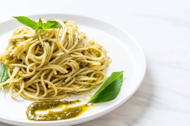 Homamade spagetti pesto sos, zeytin yağı ve fesleğen yaprakları ile.