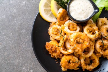 Kızarmış squids ve ahtapot (kalamar) soslu - sağlıksız gıdalar