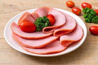 tabağa dilimlenmiş jambon füme