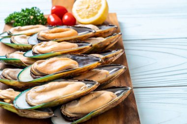 malzemelerle ahşap tahta üzerinde taze midye