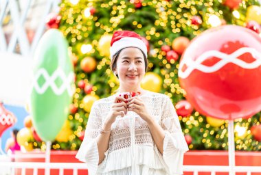 hediye şenlikli Noel Fuarı - vintage etkisi filtre ile gülümseyen güzel genç Asyalı kadın portresi