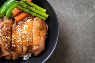 Teriyaki tavuk pilav kasesi - Asya gıda tarzı