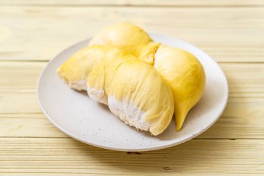 Ahşap zemin üzerinde taze Durian meyvesi