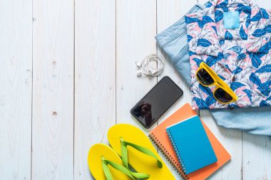 Gezgin, yaz tatili ahşap arka plan üzerinde erkek casual kıyafetler