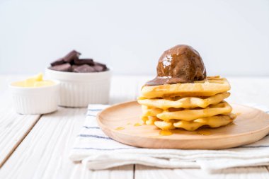 Çikolatalı dondurma waffle ve ballı