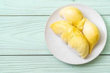 Ahşap zemin üzerinde taze Durian meyvesi