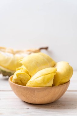 Ahşap zemin üzerinde taze Durian meyvesi