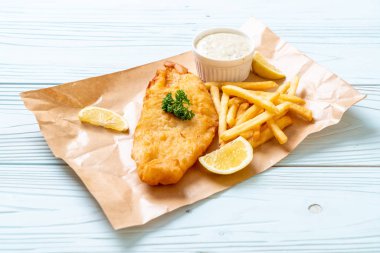 Balık ve patates kızartması. Sağlıksız yiyecekler.