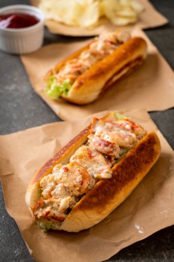 Ev yapımı ıstakoz rulo patates cipsi ile