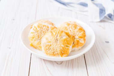 Asya tarzı ahşap zemin üzerine ev yapımı elma pasta