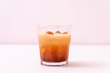 Tay çay buz küpü ile ahşap arka plan üzerinde süt