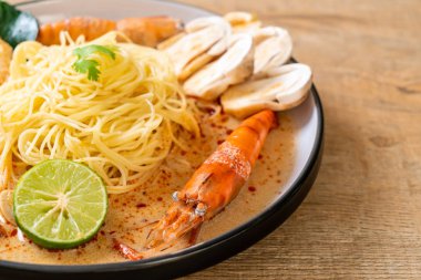 Baharatlı karides spagetti makarna (Tom Yum Goong) - İtalyan Füzyon gıda tarzı