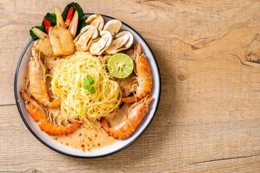 Baharatlı karides spagetti makarna (Tom Yum Goong) - İtalyan Füzyon gıda tarzı