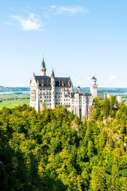 Neuschwanstein Şatosu Almanya'da Bavyera Alpleri, mavi gökyüzü ile güzel mimari