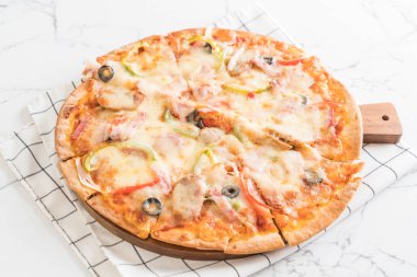 Salam ve sosis pizza - İtalyan gıda tarzı