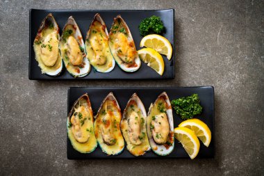 Peynirli taze midye.