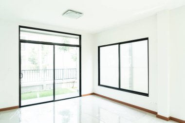 boş cam pencere ve kapı ev güneş ışığı ile
