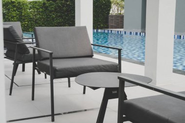 boş açık veranda güverte ve sandalye