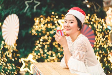 hediye şenlikli Noel Fuarı - vintage etkisi filtre ile gülümseyen güzel genç Asyalı kadın portresi