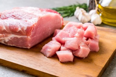 taze domuz ham filetosu ahşap tahta üzerinde